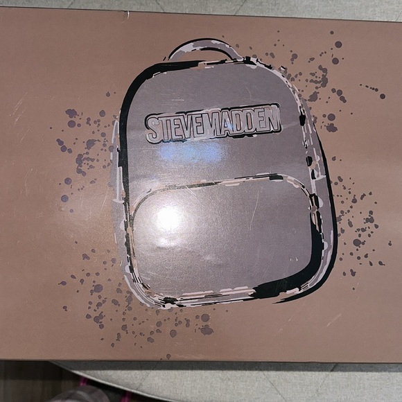 Steve Madden 2 piece gift set backpack and
wallet key chain